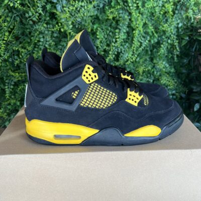 Jordan 4 Thunder (Taille 40,5) – Image 2