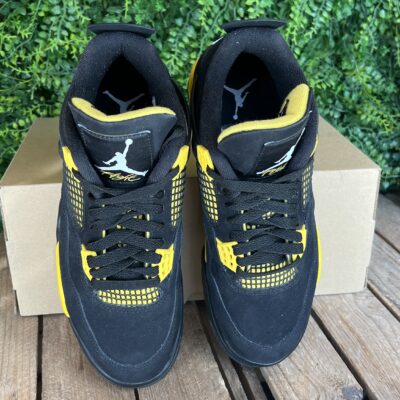 Jordan 4 Thunder (Taille 40,5) – Image 6