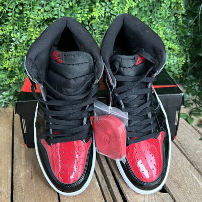 Jordan 1 High patent bred (Taille 42,5) – Image 6